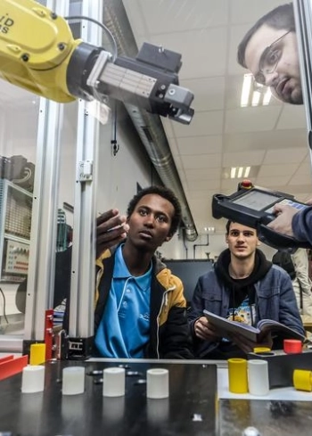 Pau : trois étudiants du lycée Saint-Cricq participent à une finale nationale de robotique industrielle